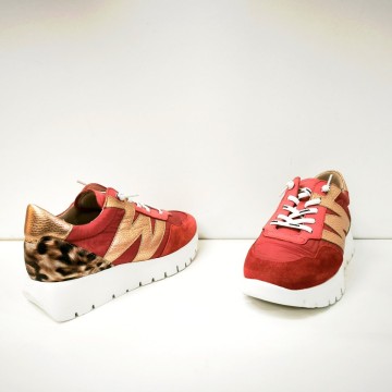 Zapatilla Wonders Odisei A-24100 roja piel metalizada y animal print