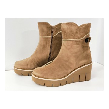 Botín Ezzio 50110 ante arena cuña 7 cm | Mujer
