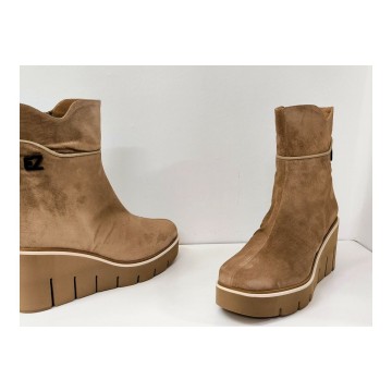 Botín Ezzio 50110 ante arena cuña 7 cm | Mujer