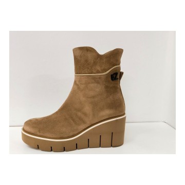 Botín Ezzio 50110 ante arena cuña 7 cm | Mujer