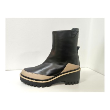 Botín Ezzio 55030 piel negro y taupe | Cuña 5 cm