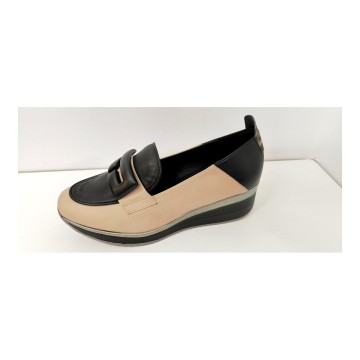 Dibia 13506 Mocasín Piel Taupe y Negro Cuña 5 cm