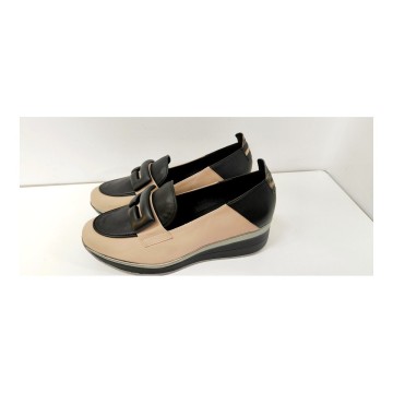 Dibia 13506 Mocasín Piel Taupe y Negro Cuña 5 cm