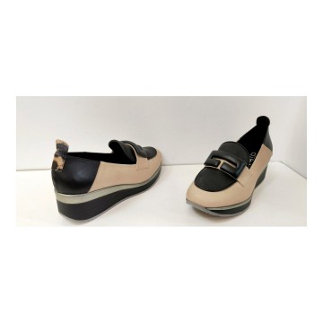 Dibia 13506 Mocasín Piel Taupe y Negro Cuña 5 cm